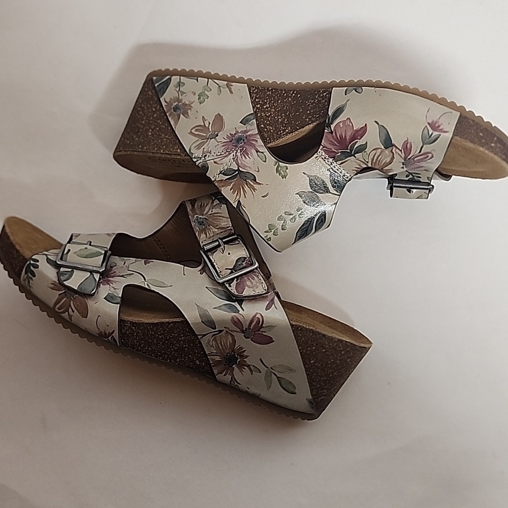 Comfortiva Women's Floral Buckle Sandals - Cream and Brown Sz 8.5 Romantic - Picture 2 of 12